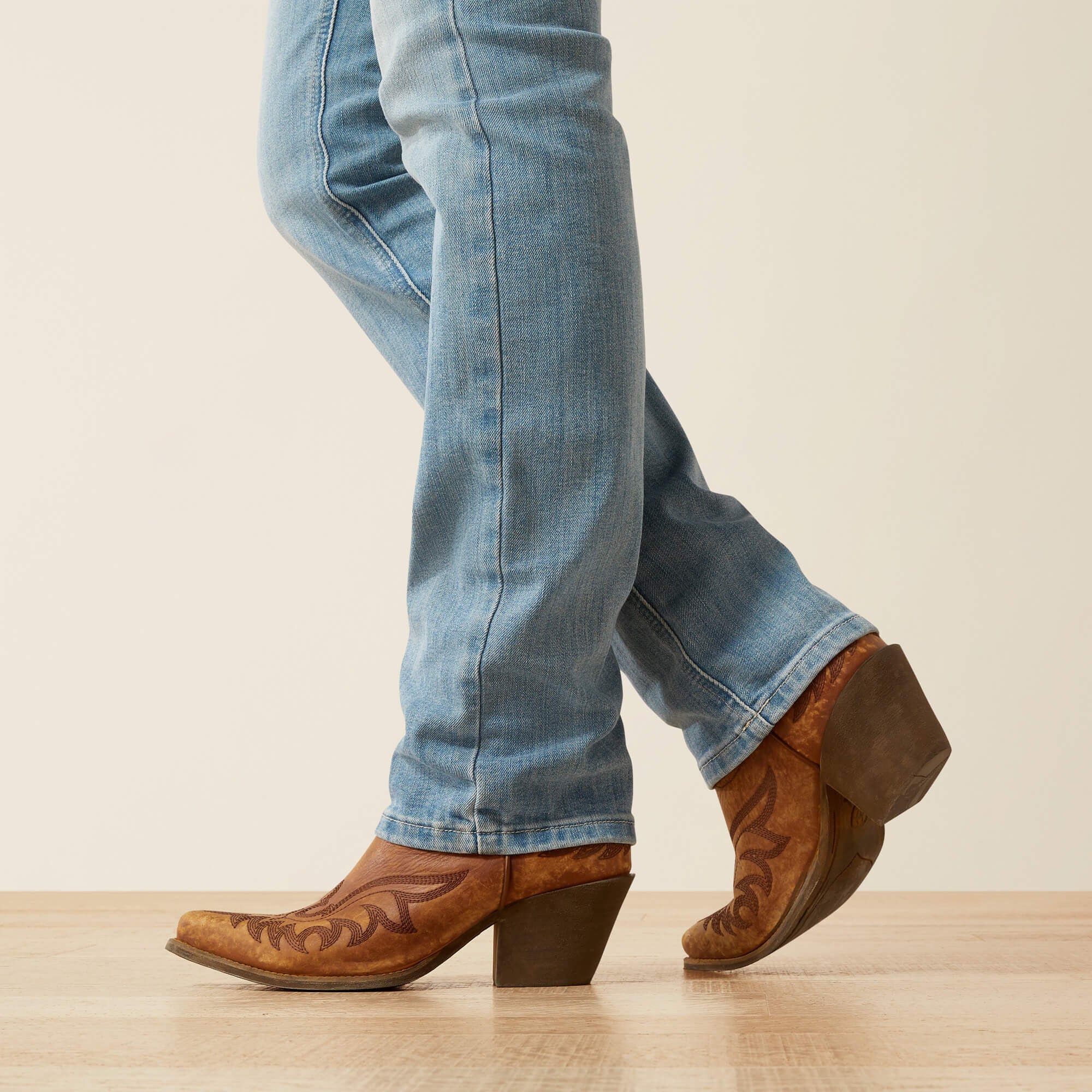 Ariat / Mid Rise Alessia Straight Leg Jean