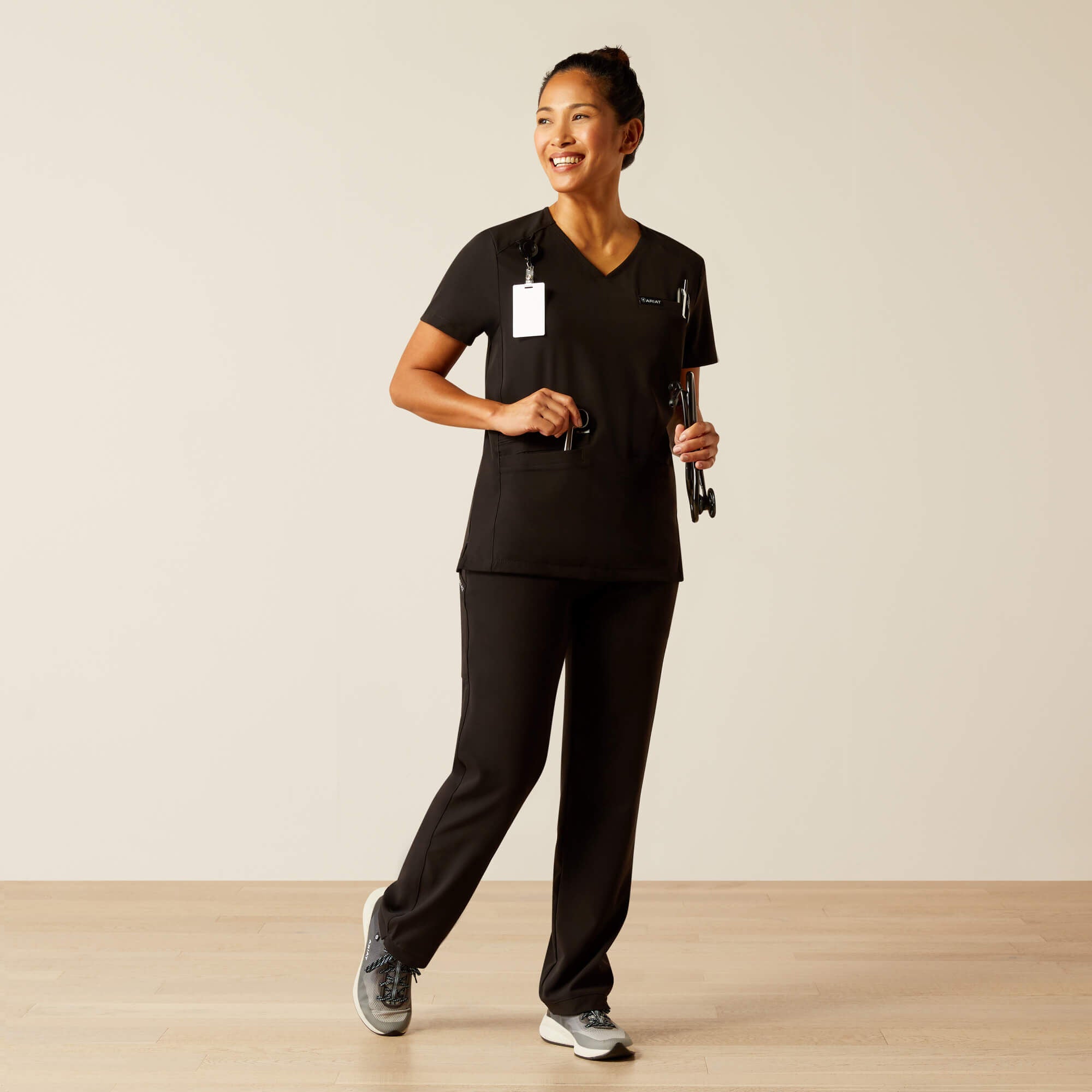 Ariat / Clara 6 Pocket Scrub Top