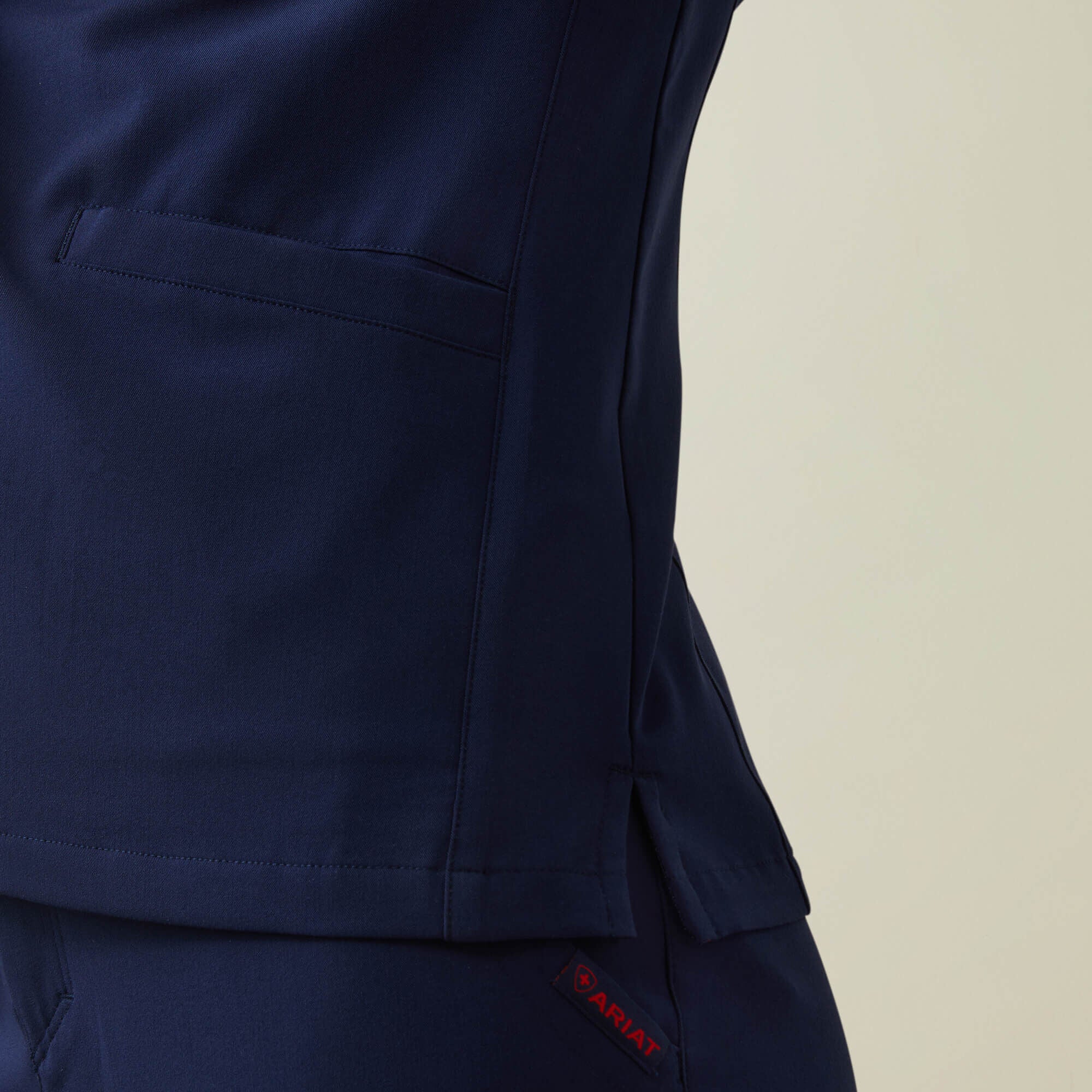 Ariat / Clara 6 Pocket Scrub Top
